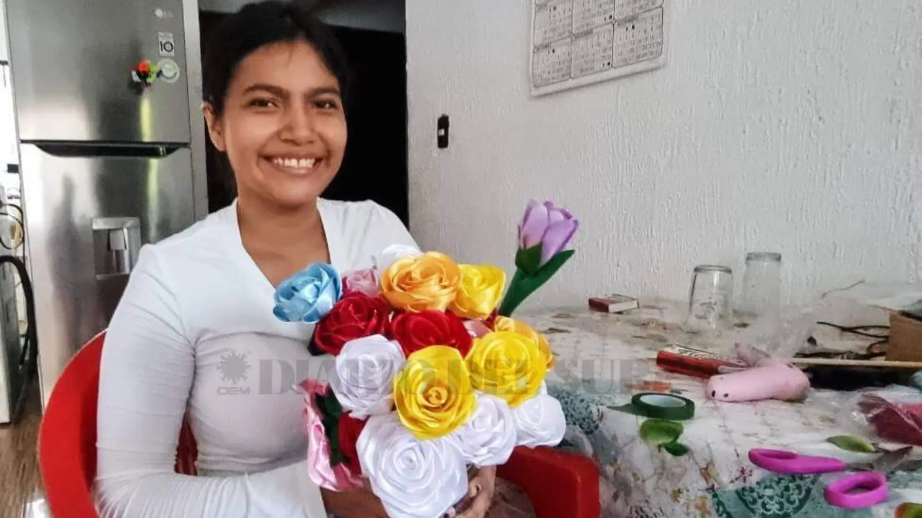 joven con rosas en un florero